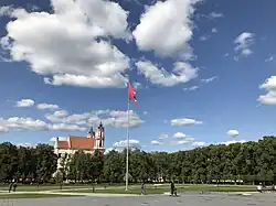 Государственный исторический флаг — центральный акцент площади (2019)