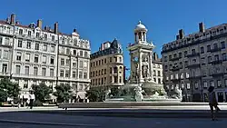 Фонтан на площади Якобинцев в Лионе.