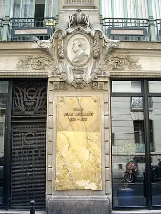 Мемориальная доска и бюст Леклера на парижском доме, по адресу 25, ул. Блё (rue Bleue).