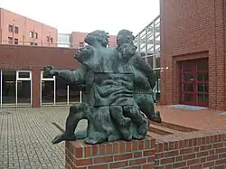 Скульптура на территории Образовательного и научного центра Федерального финансового управления в Мюнстере