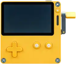 Портативная игровая приставка Playdate с заводной рукояткой в открытом положении.