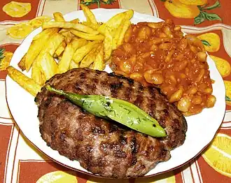 Плескавица, традиционный сербский вариант со сложным гарниром