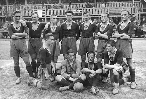 «Погонь» — чемпион Польши 1926. Владислав Олеарчик — первый слева во втором ряду.