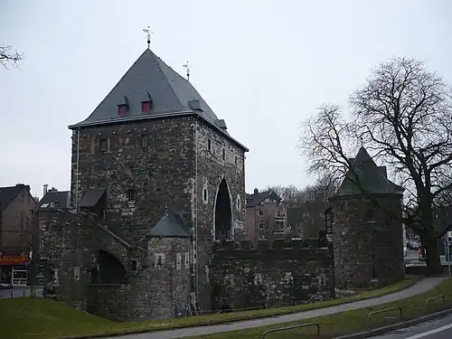 Северо-восточный фасад и барбакан