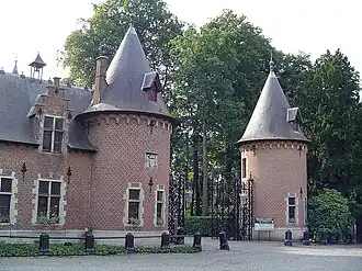 Въездные ворота замкового поместья и сторожка