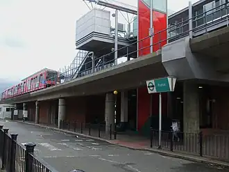 Главный вход на станцию с северной стороны