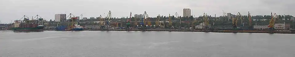 Вид на порт с моря