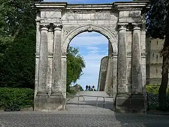 Мраморный портик аббатства Сен-Винок