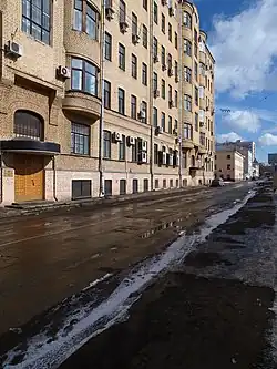 Начало Посланникова переулка (№ 1/43). Вид от Бауманской улицы.