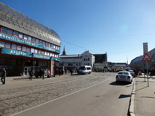 Вид на бывший ТЦ «Titāniks»