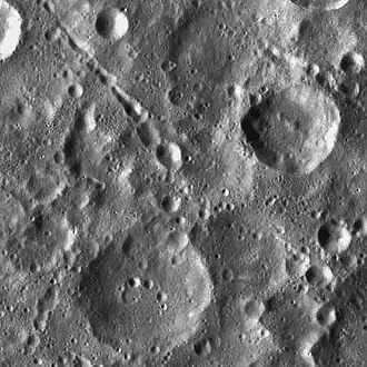 Снимок зонда Lunar Reconnaissance Orbiter. Кратер Прагер в нижней части снимка.