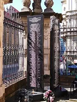 Мемориал на ул. Ресслова в Праге, на котором есть имя Иржи Есенского.