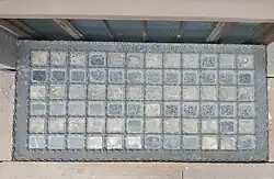 Призматические осветительные панели, вставленные в тротуар над приямками полуподвальных окон, изготовленные на заводе Торгового дома «М. Франкъ и К°»