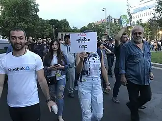 Протесты против освобождения Кочаряна из-под ареста (2019). На плакате — надпись «Пожизненное заключение. Привет, Роб»
