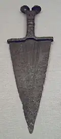 Иберийский кинжал с треугольным лезвием, гранёной рукояткой и двумя антеннами, IV-III века до н. э.