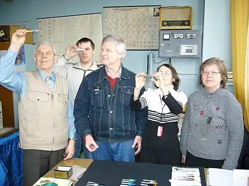 2008. Выбор образцов стекол для компании Swarovski. Полухин В. Н. и Щербаков К. В., Татаринцев Б. В., Ананьева В. В., Беликова Н. Г. - сотрудники лаборатории ОМ62.