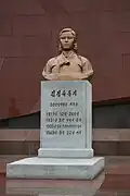 Бюст на могиле Ким Чен Сук