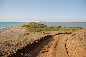 Озеро Кызыл-Яр и песчаная коса, отделяющая его от Чёрного моря