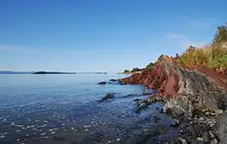 Берег реки Святого Лаврентия недалеко от Камураски в Квебеке