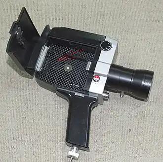 Крышка кассетного отсека открыта, стрелками показан батарейный отсек