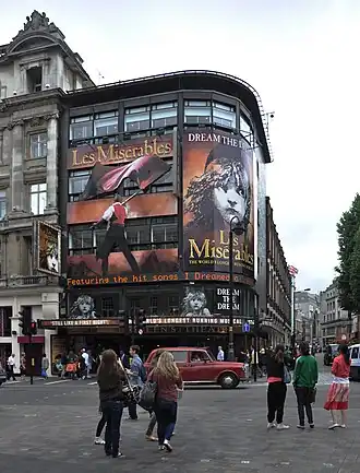 Фасад театра в 2011 году: афиша мюзикла «Отверженные».