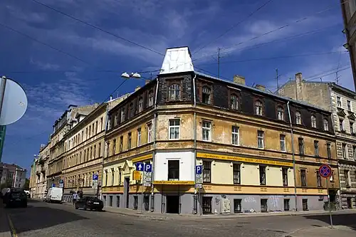 Угловой дом по улице Дзирнаву, 7