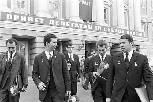 Делегаты XVI съезда ВЛКСМ выходят из здания Колонного зала Дома Союзов, 1970 год
