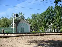 Снесённое станционное здание рядом с платформой