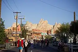Радиатор-Спрингс, как показано в районе Cars Land в Disney California Adventure