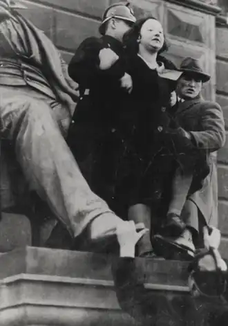 Андерсен во время задержания у памятника Эленшлегеру на копенгагенской площади Kongens Nytorv