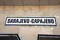 Табличка с названием станции на боснийском и сербском языках.