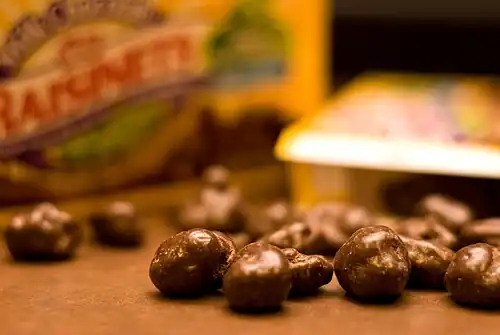 Raisinets на фоне своей упаковки