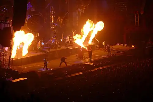 Выступление во дворце спорта «Берси» в Париже 9 декабря 2009 года.