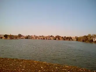 Вид на город с берега озера Рамсагар
