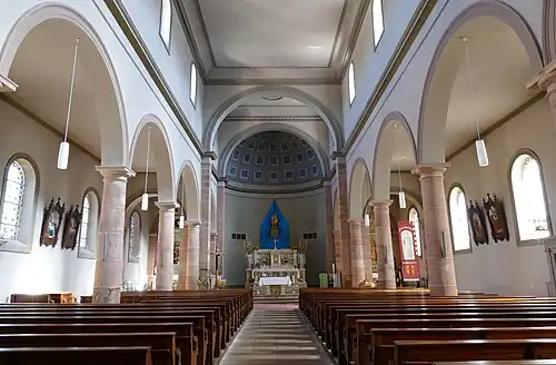 Интерьер, вид на алтарь