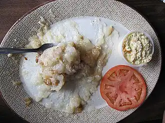 Путин-рапе, сервированный вместе с помидором и салата из капусты