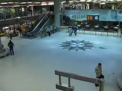 Вход на станцию из Asematunelli - т.н. Kompassitaso (Этаж с компасом)