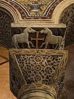 Капитель византийского типа с импостом. Церковь Сан-Витале, Равенна. VI век