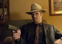 Тимоти Олифант в роли Рейлана Гивенса