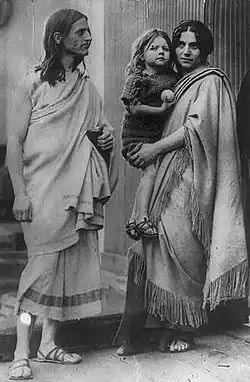 Раймонд Дункан с женой и сыном в 1912 году