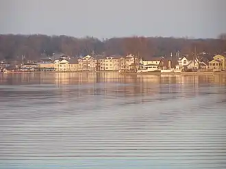 Сидар-Лейк со стороны одноимённого озера