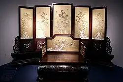 Ширма и трон из красного дерева со вставными панелями, окрашенными под золото и инкрустированными слоновой костью.  Династия Цин (1644—1911). Шанхайский музей на Народной площади.