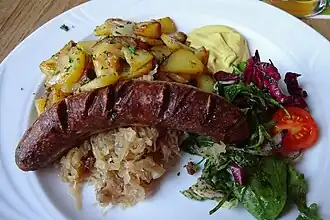 Братвурст из оленины с жареным картофелем и квашеной капустой