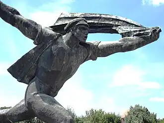 Памятник Республике Советов крупным планом