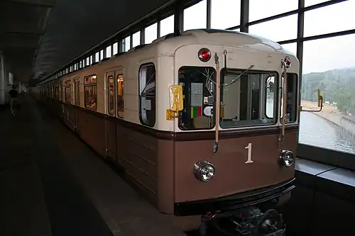 Ретро-поезд «Сокольники» на станции Воробьёвы горы«Воробьёвы горы»