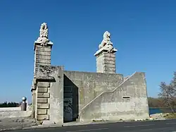 Фигуры львов на старом разрушенном мосту через Рону в Арле