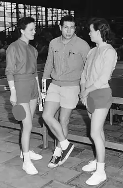 Розалин Роу (справа) с сестрой Дианой и с Ричардом Бергманом в 1953 году