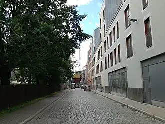 Вид улицы от угла с улицей Кунгу, справа — жилой комплекс Rīdzenes rezidence