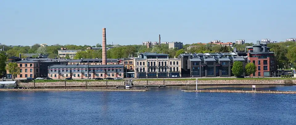 Общий вид бывшей гипсовой фабрики (д. 70-72) от реки