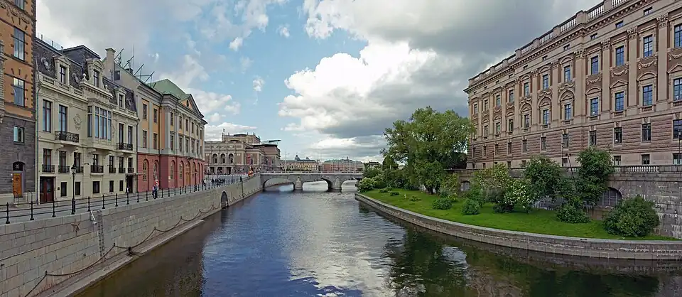 Сагер-хаус слева, вдали у моста — Королевская опера, лето 2012 года.